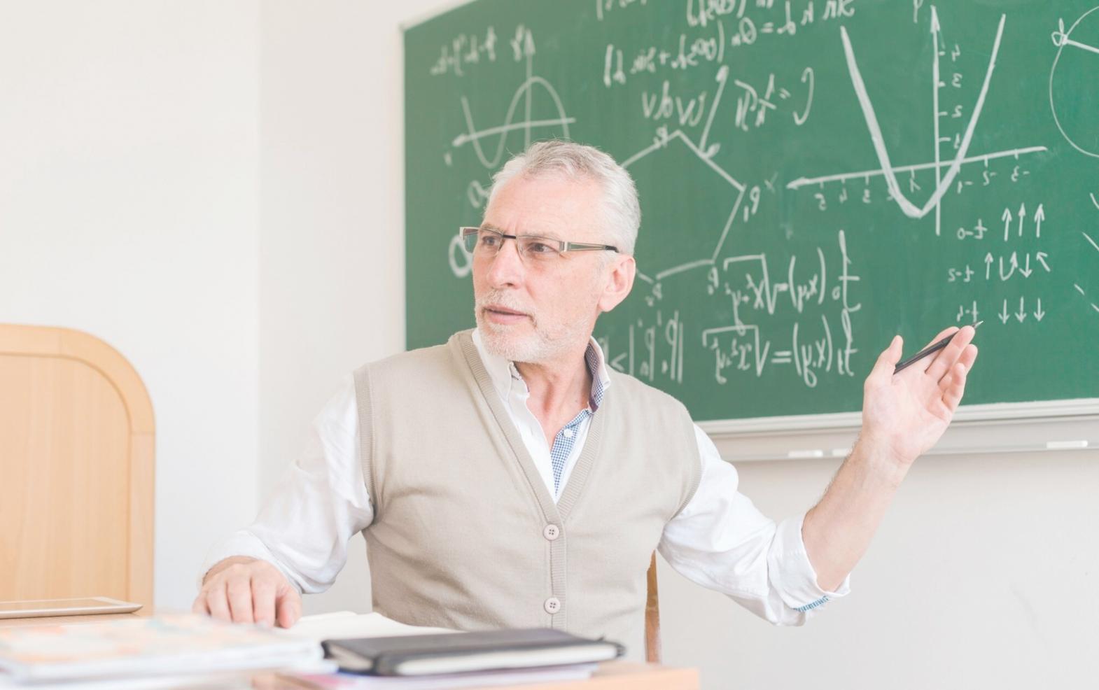 Arbeitsplatz mit Finanzunterlagen und Notizen